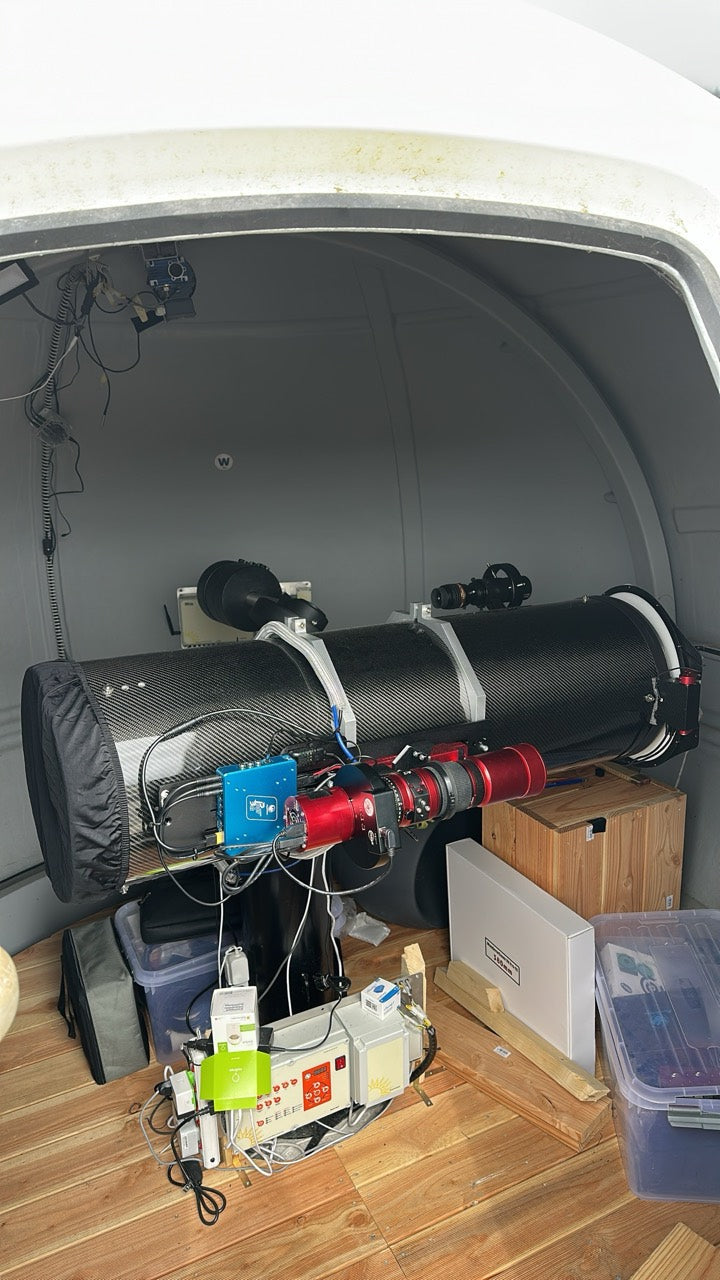 Dans le dôme de l’observatoire, une petite lunette rouge RedCat 51 est installée en parallèle du grand tube noir du Newton de 300 mm.