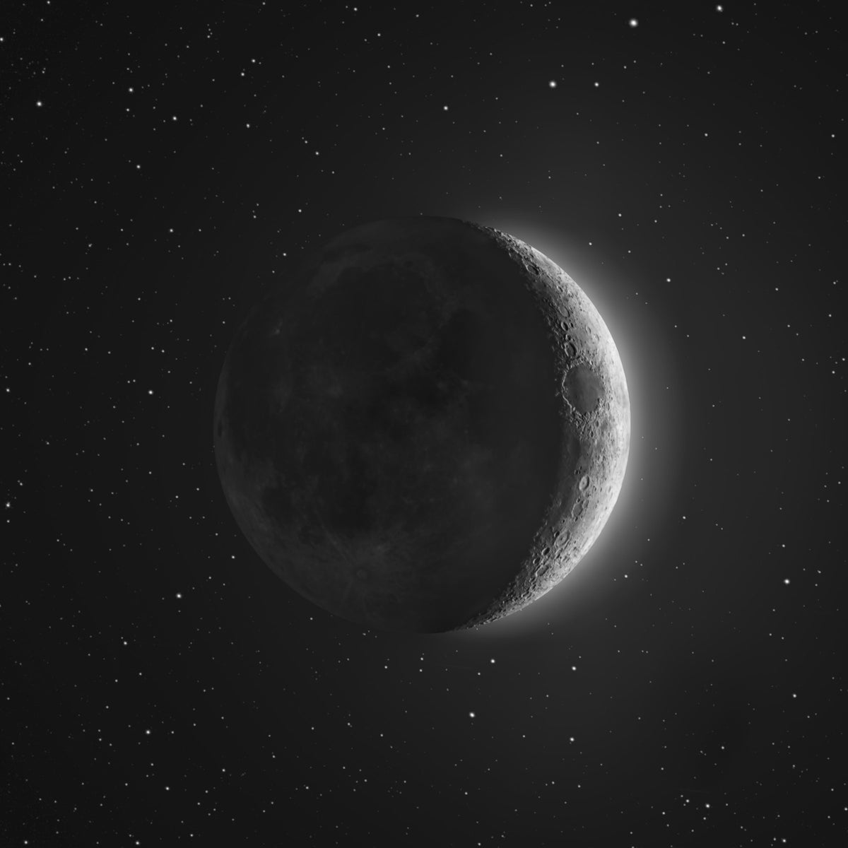 Fin croissant lumineux sur le bord droit de la Lune, avec le reste du disque faiblement éclairé sur fond noir.