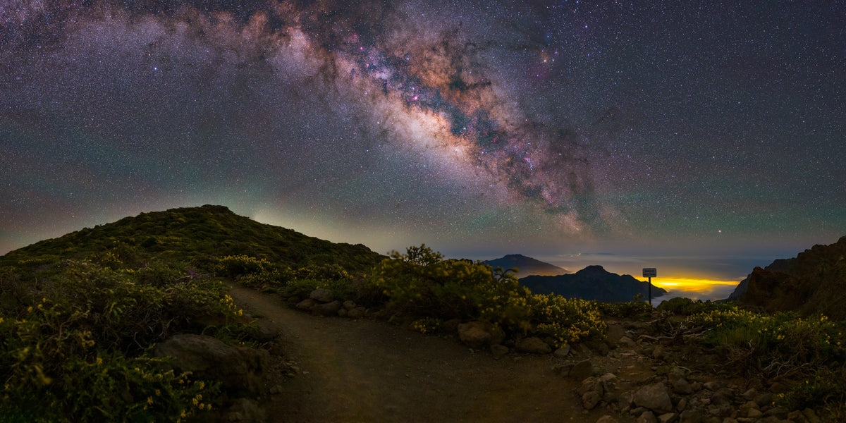 Bande oblique de la Voie lactée au-dessus des crêtes du Mirador de Los Andenes à La Palma.