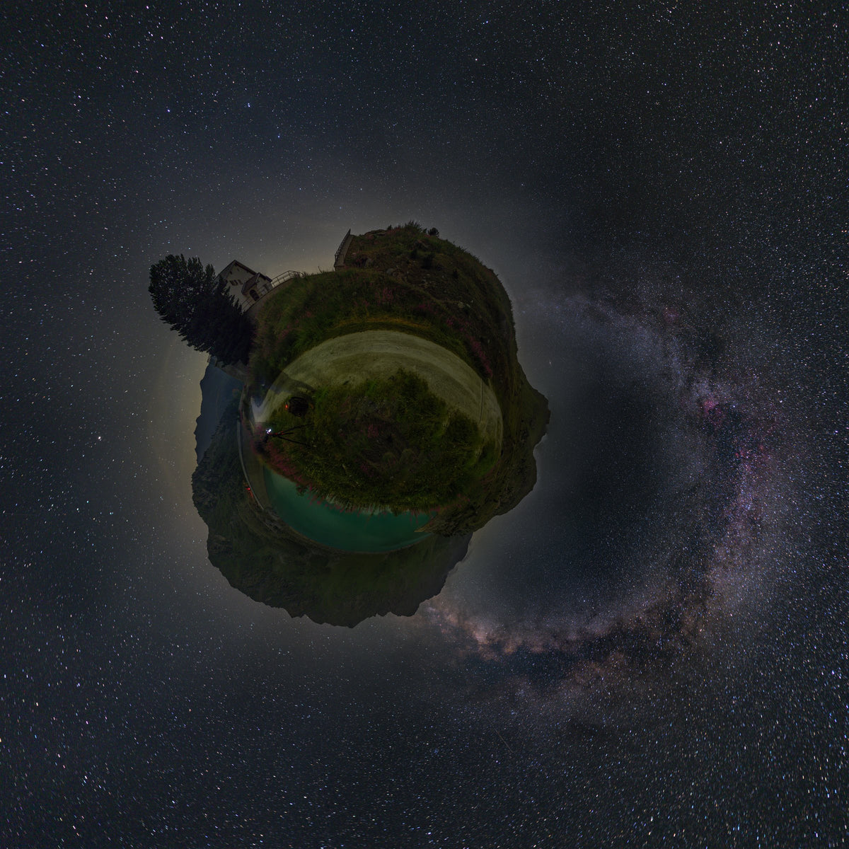 Petite sphère de reliefs et d’eau au centre d’un ciel étoilé, dans une projection Little Planet de Cleuson.