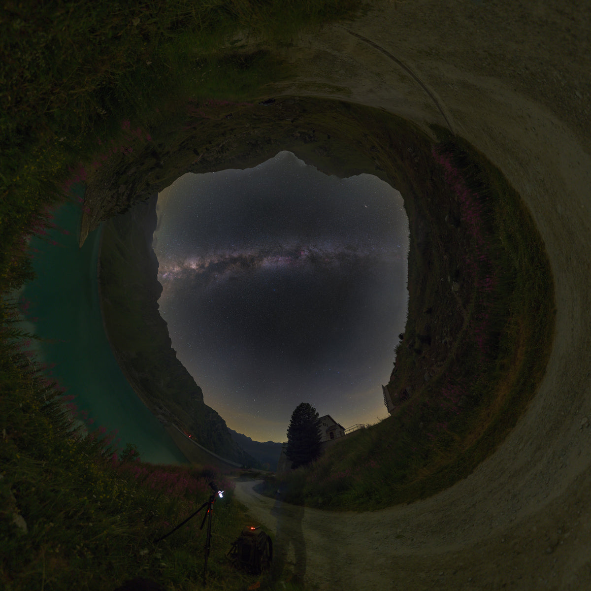Paysage de Cleuson replié en anneau autour d’un ciel étoilé central, en projection Little Planet inversée.