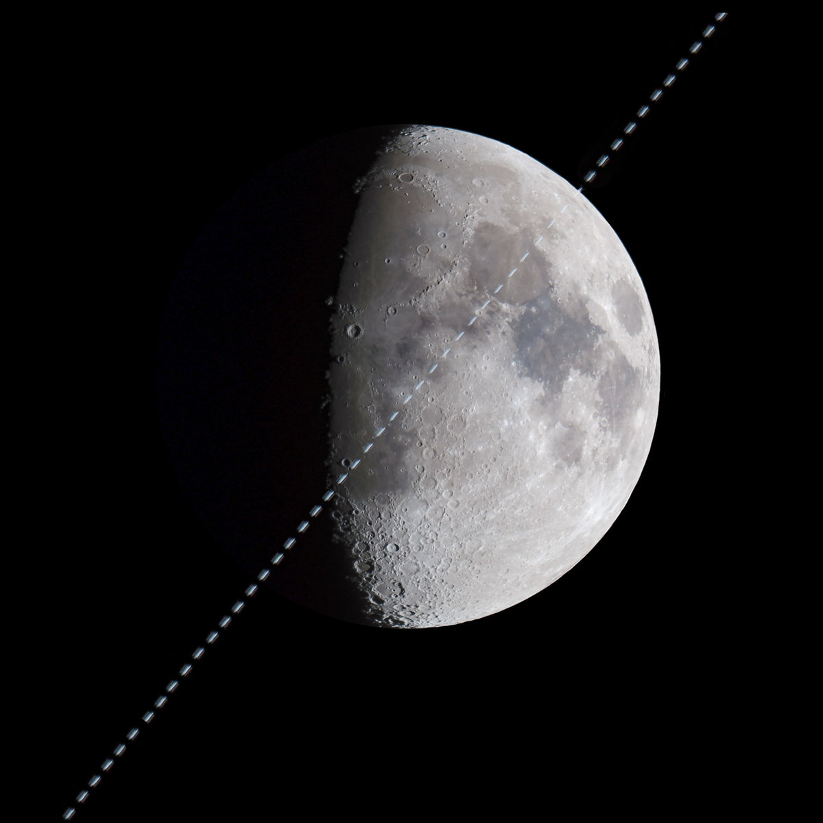Positions successives de l’ISS formant une diagonale devant et à côté du disque lunaire partiellement éclairé.