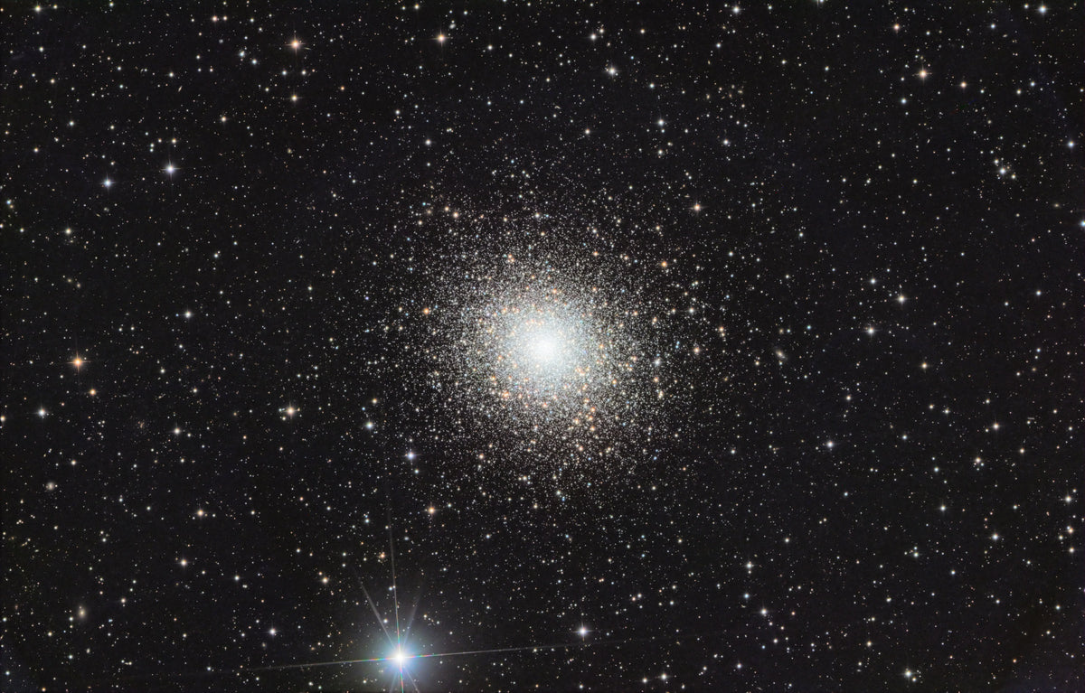 Amas globulaire Messier 5 au cœur blanc compact, accompagné d’une étoile brillante dans le champ.